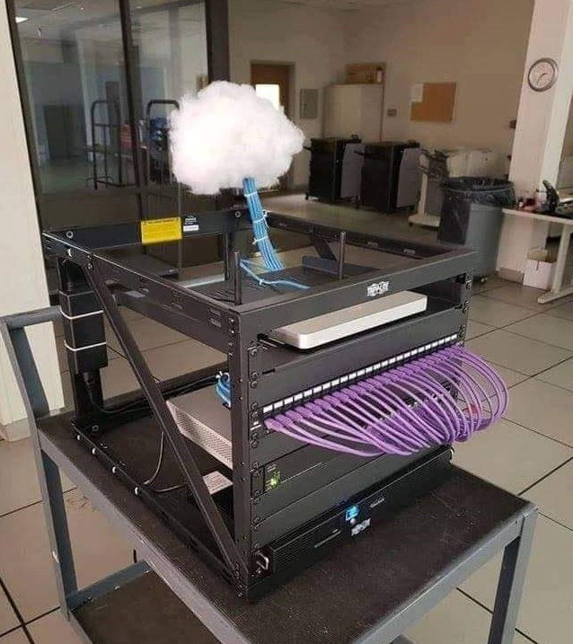 computer-con-nebbia-dei-fili