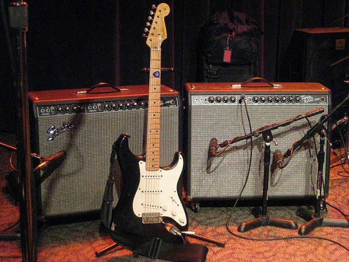 una-chitarra-fender-stratocaster- tra- due- amplificatori- della- casa- californiana-Wikimedia -Commons