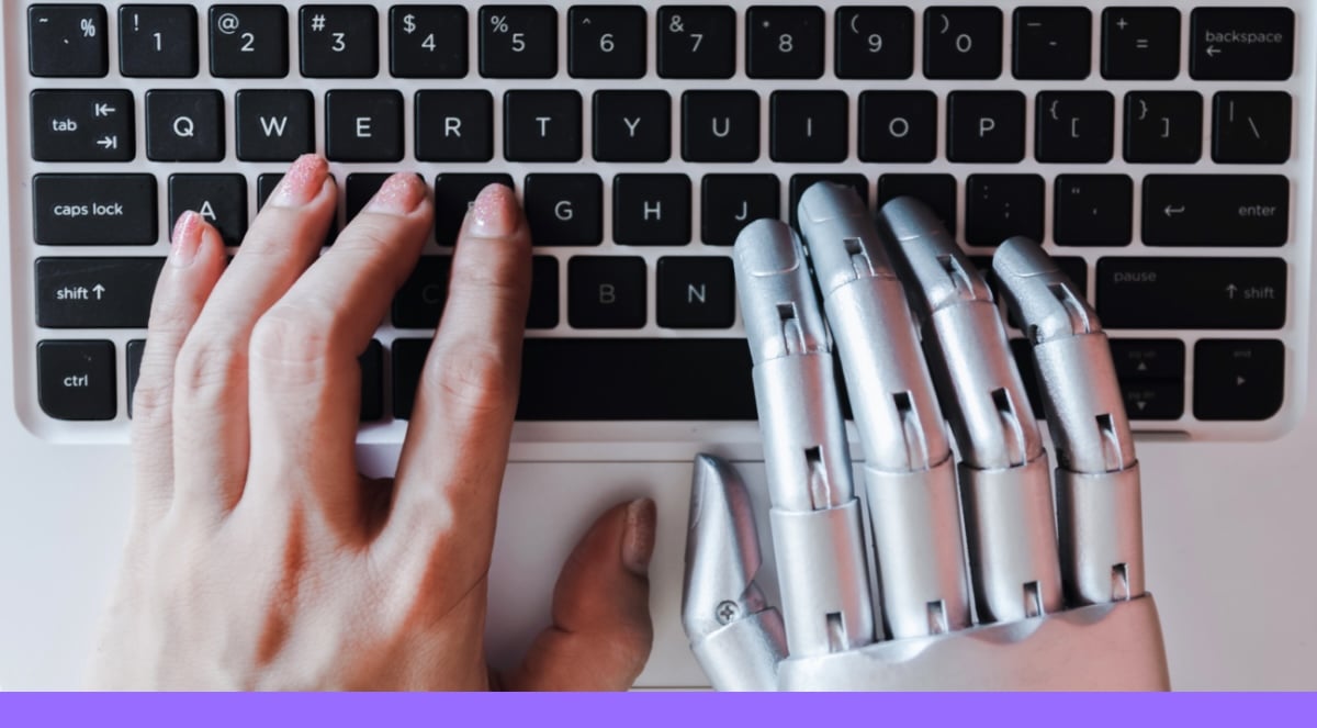 immagine di mani umane e robot per concetto psicologia agenti virtuali